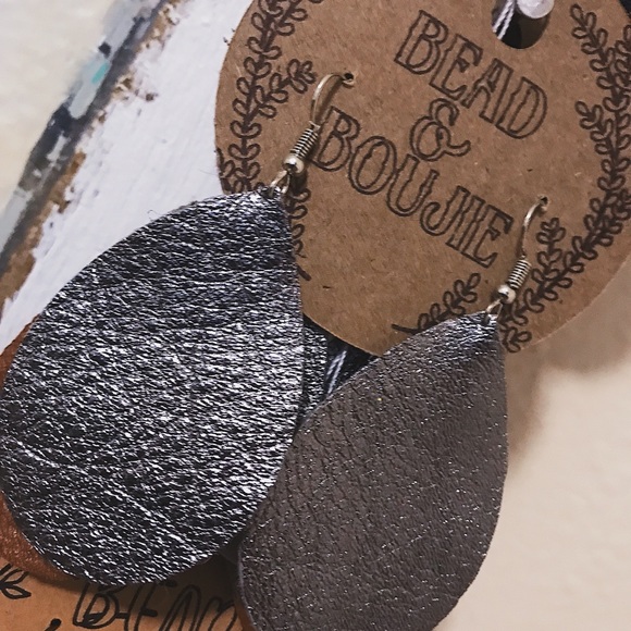 Genuine Metallic Silver Leather Teardrop Lightweight Dangle Statement Earrings - Picture 4 of 7